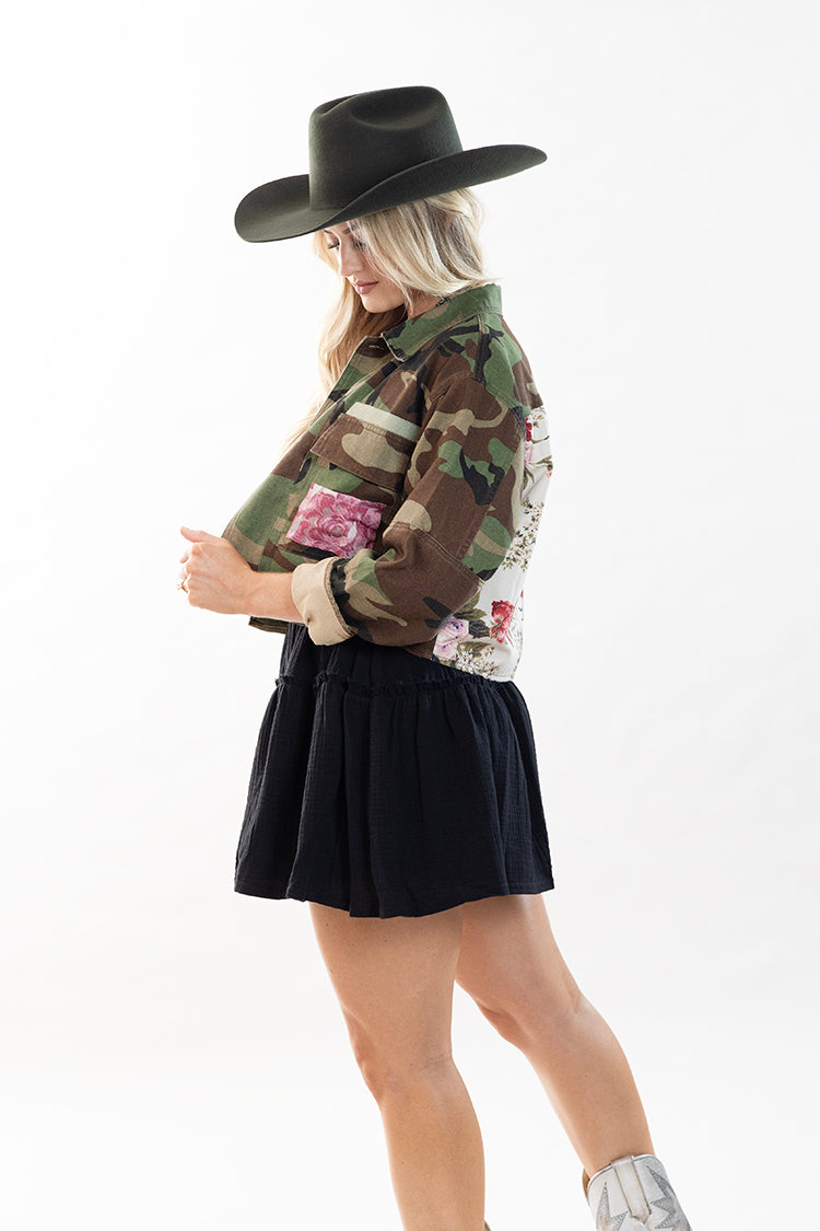Women wearing a camouflage crop jacket with floral patch and a black cowboy hat-Flea Style